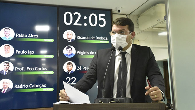  O presidente da Câmara, Lawrence Amorim, destaca o salto qualitativo da Casa em matéria de transparência, este ano. A média do Legislativo subiu de 600 pontos, em 1º de janeiro de 2021, para o teto de 1.300 pontos a partir de 23 de julho de 2021 – desempenho mantido desde então.  “Esse resultado é um compromisso da gestão, em um trabalho integrado para melhoria da transparência, que tem prioridade na Câmara”, destaca o vereador, ao parabenizar o empenho dos diversos setores administrativos, responsáveis pela alimentação do Portal da Transparência.