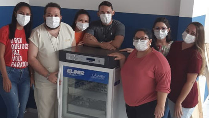   A câmara fria, de 120 litros, funciona de 2ºC a 8ºC, além de alarmes para avisar em caso de interrupção de energia e baterias recarregáveis para suprir o frio em caso de eventual intercorrência, com temperatura controlada e homogênea.