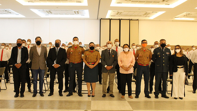   Governo do RN inicia formação de 150 novos Bombeiros Militares . A aula inaugural do Curso de Formação de Praças 2021 (CFP/BM) aconteceu no Centro de Convenções em Natal RN. A governadora professora Fátima Bezerra destacou que há nove anos o corpo de Bombeiros não recebia novos agentes. "Há nove anos o Corpo de Bombeiros não incorporava pessoal. Ao assumirmos a gestão em 2019 adotamos como uma das prioridades a segurança pública. Hoje estamos iniciando a formação de 150 alunos-soldado e no próximo ano vamos formar mais 150", afirmou a governadora.