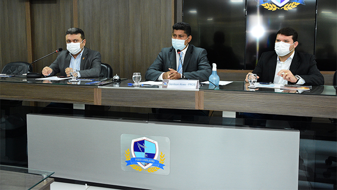   Prefeitura e Câmara Municipal discutem rumos do turismo mossoroense. A 1ª Reunião da Frente Parlamentar em Defesa do Turismo, da Câmara Municipal de Mossoró reuniu além de representantes do legislativo, diversas instituições, entidades e órgãos ligados à atividade turística na cidade. A Frente Parlamentar em Defesa do Turismo é presidida pelo vereador Genilson Alves e tem como objetivo criar espaço de debate para questões relacionadas ao tema, além de realizar estudos e tomar providências para propor programas de políticas públicas voltadas para o desenvolvimento do turismo em Mossoró e região.