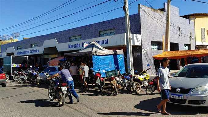   Os trabalhos começam ainda durante a madrugada. Ao clarear do dia, o cheiro do café da manhã nas lanchonetes se mistura ao ritmo frenético do entra e sai de pessoas deixando e levando mercadorias; O local, no geral, reina a desorganização do trânsito e a falta de estrutura para os comerciantes de verduras e também de carnes