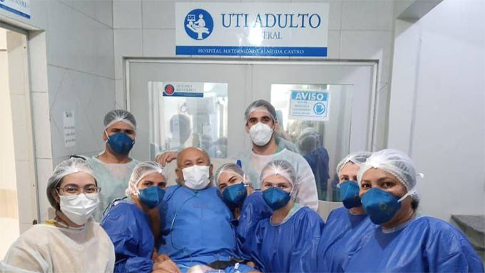   O número de pacientes se internando é muito abaixo do número de pacientes recebendo alta, como é o caso do Antônio Lopes da Silva, de 61 anos.  Seu Antônio recebeu alta da UTI covid19 do Hospital Maternidade Almeida Castro, em Mossoró-RN, nesta segunda-feira, dia 23.  Ele havia dado entrada para receber os cuidados da equipe no dia 15 de agosto, deve receber alta da clínica médica para sua casa nos próximos dias. Registro fotográfico autorizado pelo paciente.