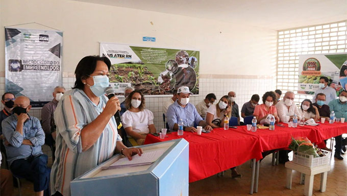   Durante solenidade em Mossoró, a governadora Fátima Bezerra enalteceu a lei de autoria da deputada Isolda Dantas (PERCAFES) em benefício do homem do campo, assim como a destinação de recursos por parte do senador Jean Pau dos Prates. Serão investidos um montante de R$ 13,4 milhões nos próximos três anos em ações voltadas ao fortalecimento da Agricultura Familiar, dos quais R$ 8,4 milhões em Assistência Técnica e Extensão Rural