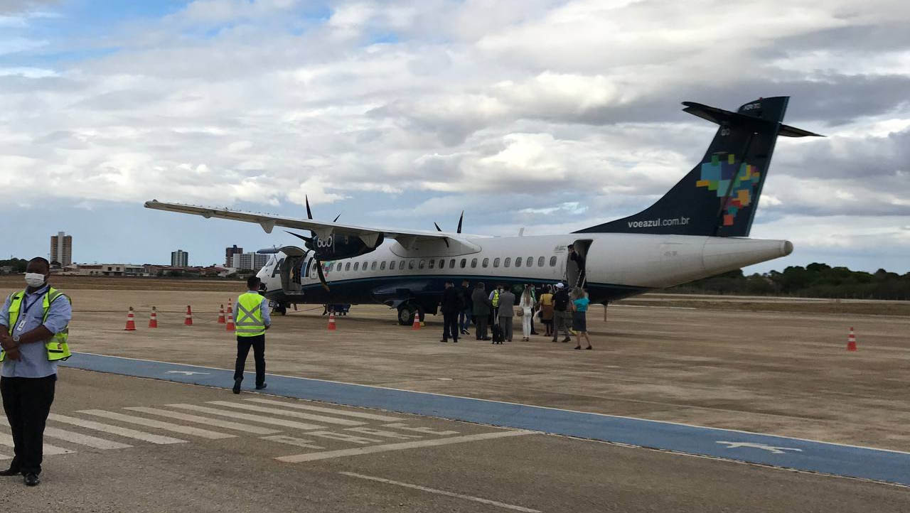  ‘Uma cidade que tem voos aumenta o seu valor, porque está conectada’, diz CEO da Azul. Nesta segunda-feira (23) a companhia aérea que já opera voos diários de Mossoró à Recife, inaugurou uma nova rota, ligando a segunda maior cidade do Rio Grande do Norte à capital, Natal. Na cerimônia de inauguração, John Rodgerson, CEO da Azul Linhas Aéreas, afirmou que este novo voo foi uma reivindicação direta da governadora Fátima Bezerra, que foi pessoalmente até ele, no início de 2021, pedir a implantação. “Isso significa o fortalecimento da interiorização do turismo, uma bandeira que a gente defende muito na nossa gestão”, disse Fátima.