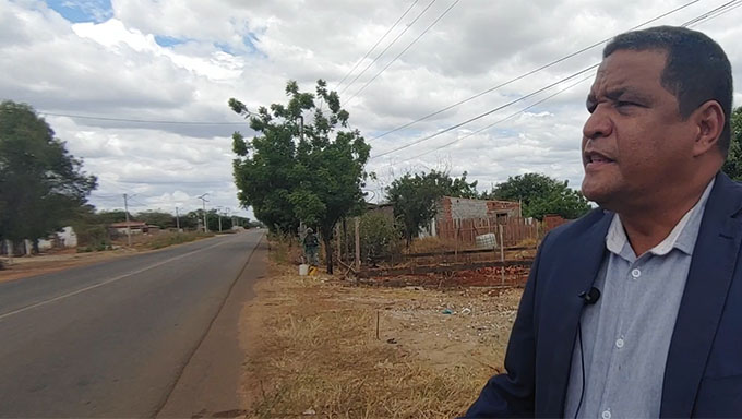   Construções irregulares continuam acontecendo tanto dentro da área da rodovia federal como da rodovia estadual; No caso da RN 015, de acesso a Baraúna, a área da rodovia está sendo loteada em vendida a 10 mil reais; no advogado Eduardo Sousa, a convite do MH, analisou a questão no local e afirmou: "estão totalmente irregulares", afirma