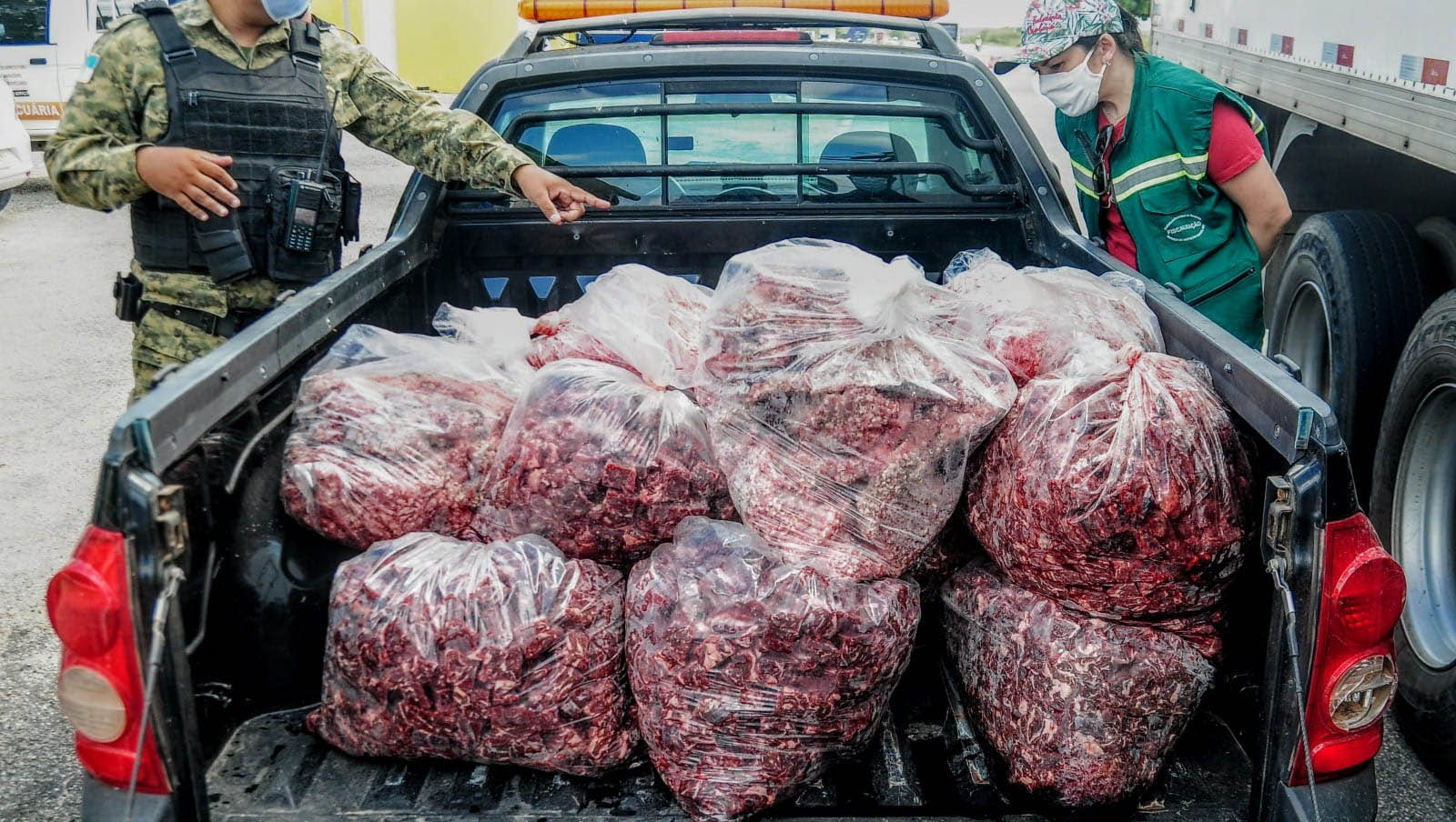   O Serviço de Inspeção Municipal (SIM) apreendeu, na manhã desta terça-feira (24), 360 quilos de produtos de origem animal, sem registro de órgão oficial e sendo transportados de forma inadequada. De acordo com a veterinária do SIM, Allany Medeiros, a apreensão visa minimizar os riscos da população ao adquirir produtos impróprios para o consumo. Na sexta-feira (20), a fiscalização já havia apreendido outros 510 quilos de carne imprópria para o consumo, após denúncia da existência de um local de abate inadequado de animais.