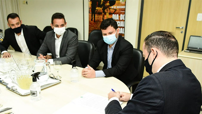   “Nós reconhecemos o papel importante da Guarda Municipal para a população mossoroense, trazendo proteção para nossos prédios públicos, nossos equipamentos, proteção para as pessoas no dia a dia com trabalho ostensivo. A população entende que as equipes trazem segurança para a cidade. Vamos continuar com o trabalho de forma integrada para que o porte se concretize, pois quem ganha com isso é a população de Mossoró”, comentou o prefeito Allyson Bezerra após assinatura do termo na Polícia Federal, em Natal, para armar a Guarda Municipal em Mossoró