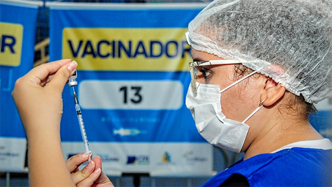   MS anuncia 3 ˚dose contra covid e reduz intervalo da Astrazeneca e Pfizer. A 3˚ dose será aplicada a partir do dia 15 de setembro inicialmente em idosos e imunossuprimidos que tomaram a segunda dose da vacina há pelo menos seis meses.  O ministro Marcelo Queiroga anunciou também que o intervalo entre as doses dos imunizantes da Pfizer e da AstraZeneca diminuiu de 12 para 8 semanas, como acontece no Reino Unido.