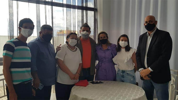   Prefeitos e secretários da Costa Branca estiveram com a governadora Fátima Bezerra (PT), e com John Rodgerson, presidente da Azul Linhas Aéreas, deputados e senadores do Rio Grande do Norte, durante a solenidade do voo inaugural da rota Mossoró-Natal-Mossoró.  A nova rota é um momento histórico e um marco do desenvolvimento não só de Mossoró, mas de toda a região, impulsionando a retomada do turismo.  “Estamos confiantes de que essa expansão por meio da malha aérea traga importantes avanços não apenas para a cidade de Mossoró, mas para a região, principalmente para os municípios que fazem parte do Polo Costa Branca”, disse a secretária municipal de Turismo Madilene Felix que participou da solenidade.   Ela ressaltou que o município de Tibau conseguiu junto a Secretaria de Turismo do Estado espaço no Aeroporto para disponibilizar fotos da cidade-praia de Tibau, como forma de divulgar suas belezas e fomentar o turismo de lazer.