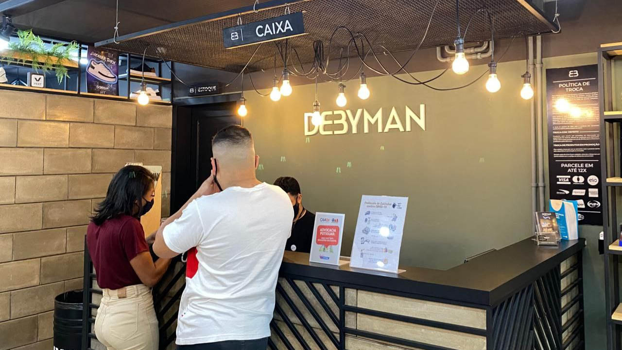   “O vento começa a soprar a favor”, diz comerciante do ramo da moda. Em Mossoró, as lojas do Centro da cidade, do shopping ou nas áreas nobres como Nova Betânia, e até mesmo nas regiões mais afastadas do centro comercial, tiveram que se adaptar ao momento, com demissões e até fechando, devido à crise sanitária. Os comerciantes acreditam que com a retomada dos eventos as vendas no setor de vestuários vão voltar.