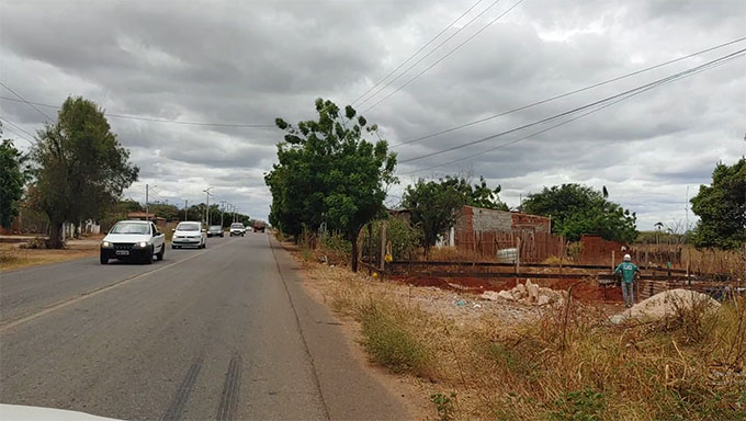   Perigo às margens da RN 015, saída de Mossoró para Baraúna-RN. Casas estão sendo construídas a menos de 3 metros da pista, o que a legislação coloca que deveria ser 18 metros distante. Em contato com o MH, o DER informou que enviou ofício a Prefeitura de Mossoró para embargar a obra o mais rápido possível por uma questão de segurança