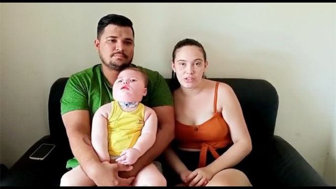   Casal rifa celular para comprar cadeira para o filho com paralisia cerebral. Murilo foi diagnosticado com paralisia cerebral e crises convulsivas. Ele não possui coordenação motora, não tem controle do tronco, não sustenta o pescoço e se alimenta através de sonda de gastrostomia, uma sonda que fica em sua barriga.  O casal, que mora no bairro Planalto Treze de Maio, e tem ainda uma filha de apenas 2 meses, conta que não tem condições de adquirir o equipamento que Murilo precisa.