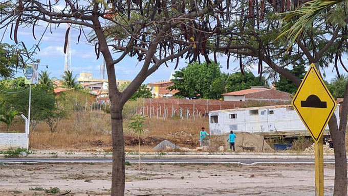   Trabalho evita construções em áreas de drenagem para não causar inundações nos períodos de inverno. Também coíbe invasões de áreas que deve ser construídos bens públicos (FOTO entre os abolições III e IV), como campos de futebol, praças, postos de saúde, creches, entre outros bens comunitários. O cidadão pode contribuir com o trabalho informando a Secretaria através do número 84 3315 4914. 