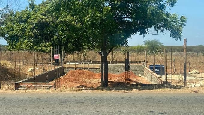   Prefeitura embarga construção de casas dentro da área da RN 015. No local, os fiscais da Gerência de Fiscalização Ambiental e Urbanística encontraram a obra sendo erguida dentro da área de servidão da rodovia estadual, o que representa risco para os motoristas que trafegam em frente e também para os futuros moradores da residência; A invasão do terreno público foi comunicado ao Ministério Público Estadual e também ao CREA. 