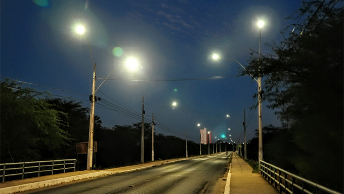   Prefeitura lança “Mossoró iluminada”; meta é substituir 10 mil lâmpadas até o fim do ano. A meta do município é até o final do ano substituir 10 mil lâmpadas de vapor de sódio por luminárias de LED, levando à população tecnologia e modernidade que vão impactar positivamente na vida dos mossoroenses.  A modernização proporciona maior segurança, redução em até 70% dos custos com energia elétrica, maior luminosidade, longa vida útil das luminárias e ainda diminuição na poluição ambiental.
