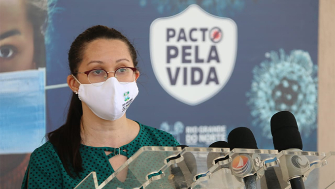   125 servidores da saúde assinam manifesto em defesa de Maura Sobreira. A saída de Maura Sobreira em função da ação da Policia Federal provocou revolta e indignação entre os funcionários da Sesap que, na carta, destacaram o trabalho realizado por Maura durante a pandemia da Covid-19. “Com essas ações, foram 13.939 VIDAS salvas em leitos de atenção aos pacientes com covid-19 até apresente data (02/09) e 23.715 internações, o que demonstra a capacidade de resposta do Estado em meio ao caos”, destacam.