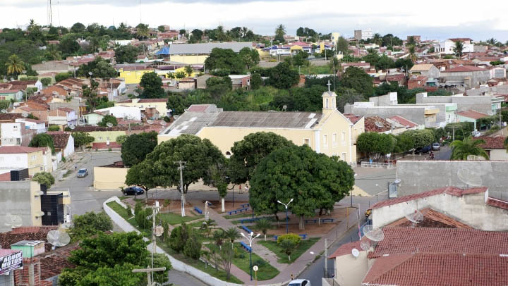   MDR inicia perfuração de poços artesianos que irão abastecer o município de São Miguel. Somente no município o governo federal irá aplicar cerca de R$ 560 mil para a perfuração de 20 poços até o fim deste ano, com potencial para beneficiar uma população estimada em 3,2 mil pessoas. Em todo o Rio Grande do Norte, serão abertos 275 poços, com investimento total de R$ 13,2 milhões. No sábado (4), o ministro Rogério Marinho também assinou termo de doação de máquinas agrícolas para 14 municípios potiguares.