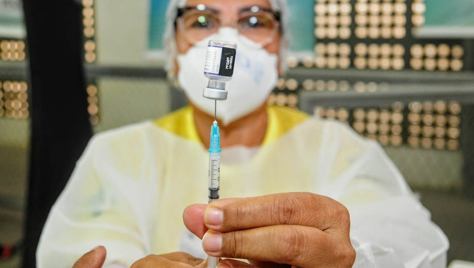   Vacinação em Mossoró acontecerá no Ginásio Pedro Ciarlini nesta terça, 7. A secretaria de saúde informou que manterá a aplicação de doses contra a Covid-19 neste feriado. Podem procurar a unidade qualquer pessoas com 18 anos ou mais, para aplicação de qualquer uma das doses, bem como grávidas, lactantes (mães que amamentam crianças até 12 meses) e puérperas da faixa etária dos 12 aos 17 anos. A vacinação acontecerá das 8h às 16h.