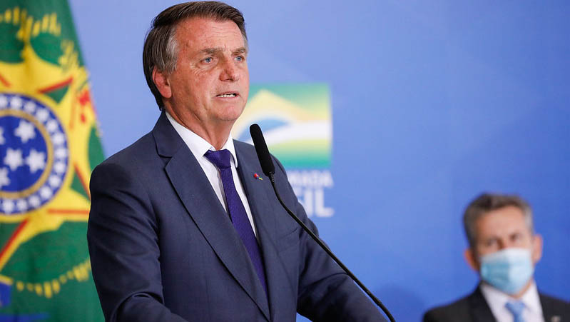   Em “Declaração à Nação” Bolsonaro recua, dizendo não ter tido a intenção de agredir os poderes. A declaração foi divulgada nesta quinta-feira (9), após a grande repercussão negativa das declarações do presidente no dia 7 de setembro. Em dez pontos elencados, Bolsonaro afirma que não teve “nenhuma intenção de agredir quaisquer dos Poderes” e justifica que suas palavras “por vezes contundentes, decorreram do calor do momento”. No entanto, reiterou críticas ao ministro Alexandre de Moraes, a quem responsabilizou pelas divergências entre os Poderes.