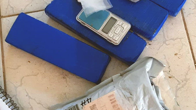   Acusado de estupro de vulnerável em Pau dos Ferros, o foragido de justiça (não foi divulgado nome) não foi encontrado pela força Tarefa da PF. Na casa do criminoso, em Mossoró, os policiais apreenderam produtos que se assemelham a drogas, prensa profissional, balança de precisão, seringas, entre outros produtos. 
