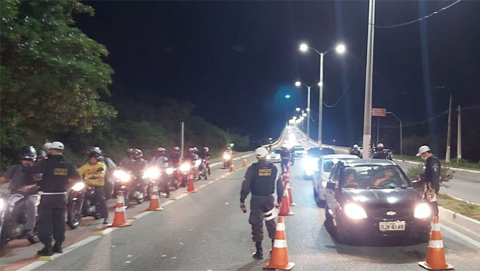   A barreira foi montada na Zona Norte. Mais de 100 condutores ainda foram autuados por embriaguez ao volante. Nas duas últimas ações de fiscalização, dois fugitivos do Complexo Penitenciário de Alcaçuz foram presos e voltaram para a cadeia