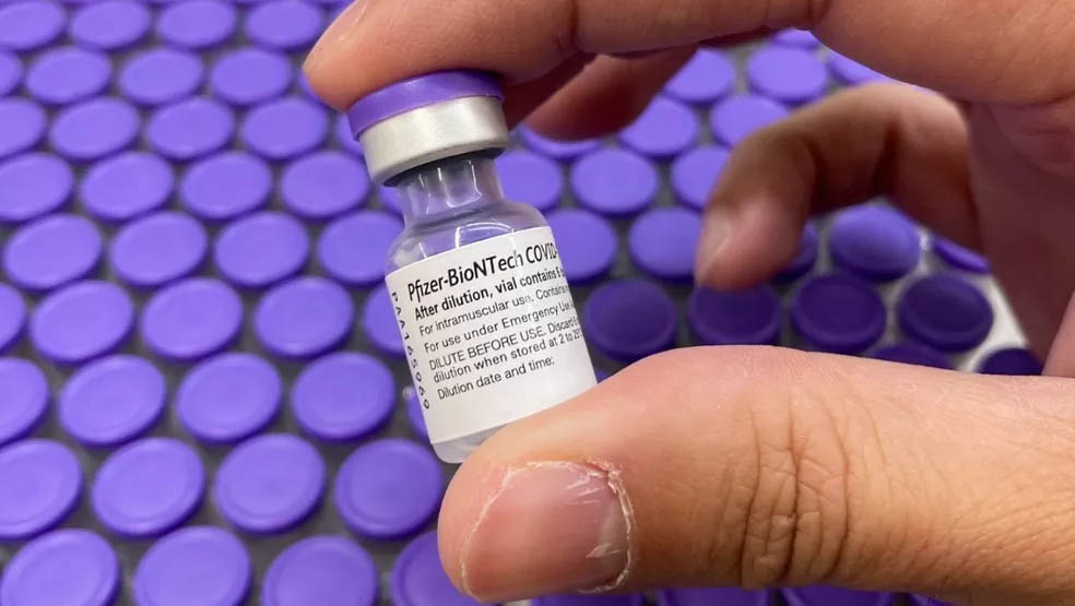 Imagem 1 -  RN recebe 86.580 doses da Pfizer; vacina é a única autorizada para aplicação em adolescentes. Todo o carregamento é voltado para a primeira dose e deverá ampliar o atendimento ao público de 12 a 17 anos de idade, que iniciaram sua vacinação no Rio Grande do Norte na semana passada. Até as 11h20 desta segunda-feira (13), 3.340.743 de doses de imunizantes contra a Covid-19 já haviam sido aplicadas no estado. Para esta semana, a Sesap aguarda também o envio por parte do Ministério da Saúde do carregamento de vacinas que serão destinadas à dose de reforço dos idosos.
