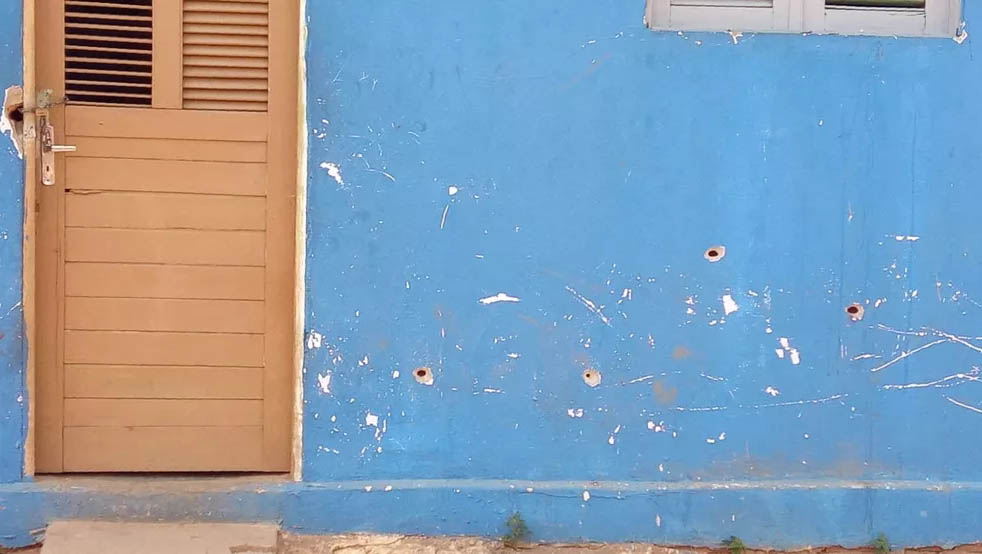   Dois suspeitos morreram na ação, que aconteceu na tarde desta sexta-feira (17), na Vila Brasília. Outros dois conseguiram fugir. Os policiais foram recebidos a tiros, ao chegarem a uma residência para investigar uma denúncia. Ele revidaram a agressão, resultando na troca de tiros. O policial atingido ainda chegou a ser levado ao hospital para avaliação médica e passa bem.