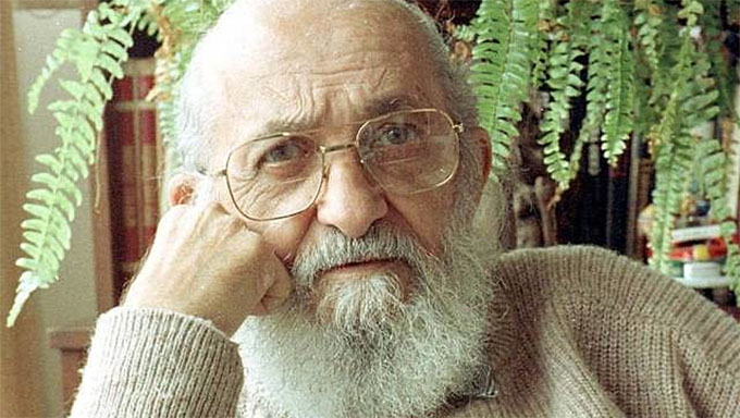   Paulo Freire, cujo centenário comemoramos neste domingo (19), é um dos gigantes que o Brasil deu ao mundo. Um gênio da raça reconhecido no planeta inteiro por sua formulação teórica e sua prática na arte do ensino.  Sua “Pedagogia do Oprimido”, escrita em 1968, é o terceiro livro mais citado em trabalhos acadêmicos sobre ciências sociais em todo o mundo. Seu método de ensino é adotado em diversos países.