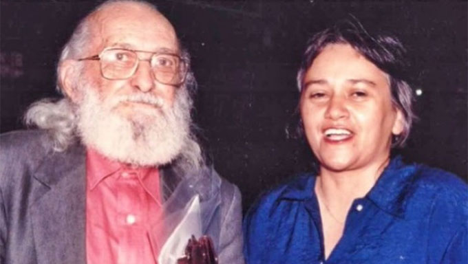   Em suas redes sociais, a governadora Fátima Bezerra (na foto de recordação ao lado de Paulo Freire) publicou neste domingo, 19: Bom dia! Hoje é um dia muito especial para todos que acreditam no poder transformador da educação. No dia de seu centenário, sabemos que Paulo Freire vive! Mas o verbo “esperançar” nunca esteve tão vivo em nossa memória. Continuamos sonhando e agindo! O nosso Governo segue na luta incansável pela educação do RN. O Programa Nova Escola Potiguar (PNEP) conta com a construção, reforma, ampliação e modernização tecnológica de escolas no nosso estado. Além de instituir a criação do nosso tão sonhado IERN. Isso é a gestão de uma professora que se preocupa com o legado freiriano. Mais tarde, estaremos comemorando em Angicos, primeira cidade escolhida para o desenvolvimento da sua pedagogia. Acompanhem!"