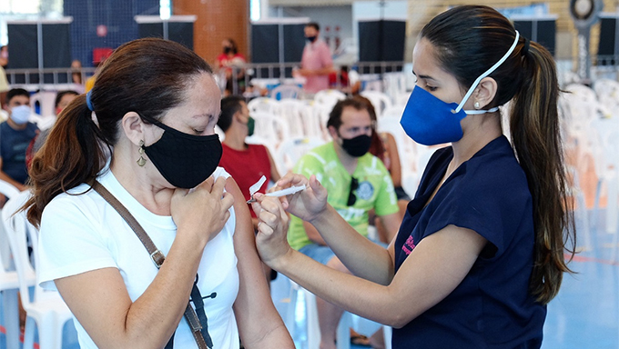 Imagem 1 -  Em Mossoró, mais de 9 mil pessoas com a vacina atrasada. Segundo o Coordenador de Imunização do município, Etevaldo Lima, o Mossoró recebeu 2.435 doses da Astrazeneca/ Oxford que estão sendo ofertadas para quem está em atraso com a D2. “Recebemos doses da Astrazeneca, para aquelas pessoas que com maior dia de atraso, infelizmente as doses são insuficientes para atender nossa demanda, mas estamos disponibilizando desde o fim de semana, aguardamos a chegada de uma nova remessa para dar continuidade a segunda dose”, ressalta.