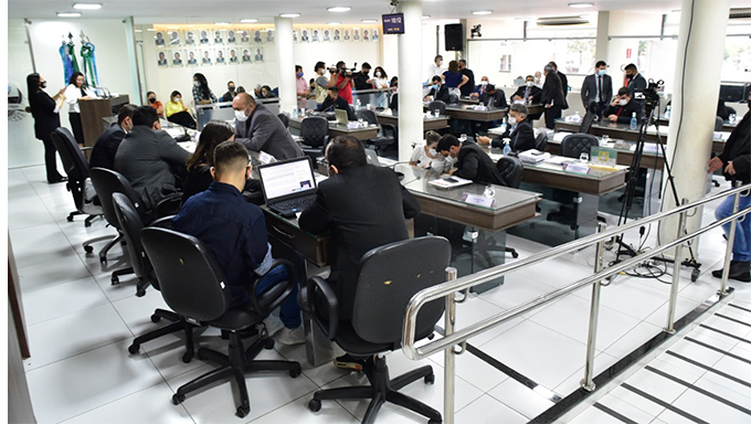   Câmara aprova PL que destina 30% da receita da CIP para manutenção da máquina pública e saúde. Com a aprovação, parte da arrecadação da CIP será revertida em recursos ordinários do Município “para aplicação livre no bom funcionamento da municipalidade, notadamente para os serviços de manutenção da máquina pública e da saúde”, conforme a justificativa do projeto.