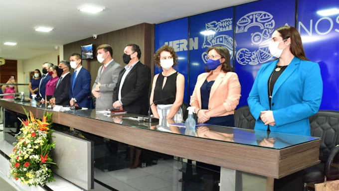   Legislativo realizou, nesta quinta-feira (23), sessão solene em homenagem aos 53 anos da universidade. "Que a Uern possa avançar, crescer e ter atenção de toda a classe política para as melhorias que a Uern e a população necessitam”, defendeu o prefeito Allyson Bezerra, agradecendo pelo apoio que os estudantes da instituição estão dando na campanha de vacinação contra a covid19; CONFIRA LISTA DE HOMENAGEADOS