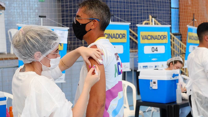   Mossoró antecipa a aplicação da D2 da Pfizer para quem tomou a D1 há 56 dias ou mais. O município antecipou de 12 para 8 semanas o intervalo entre as duas doses, mediante a disponibilidade do imunizante no estoque. “Essas oito semanas são 56 dias. Então, Mossoró vacina hoje o público que recebeu a sua primeira dose até o dia 30 de julho. Quem recebeu sua primeira dose da Pfizer até dia 30 de julho pode tomar a segunda dose a partir de hoje. Todos os dias vai sofrendo alterações e amanhã já podem as pessoas que tomaram a primeira dose no dia 31 de julho, ou seja, quando completa os 56 dias”, informou o coordenador.