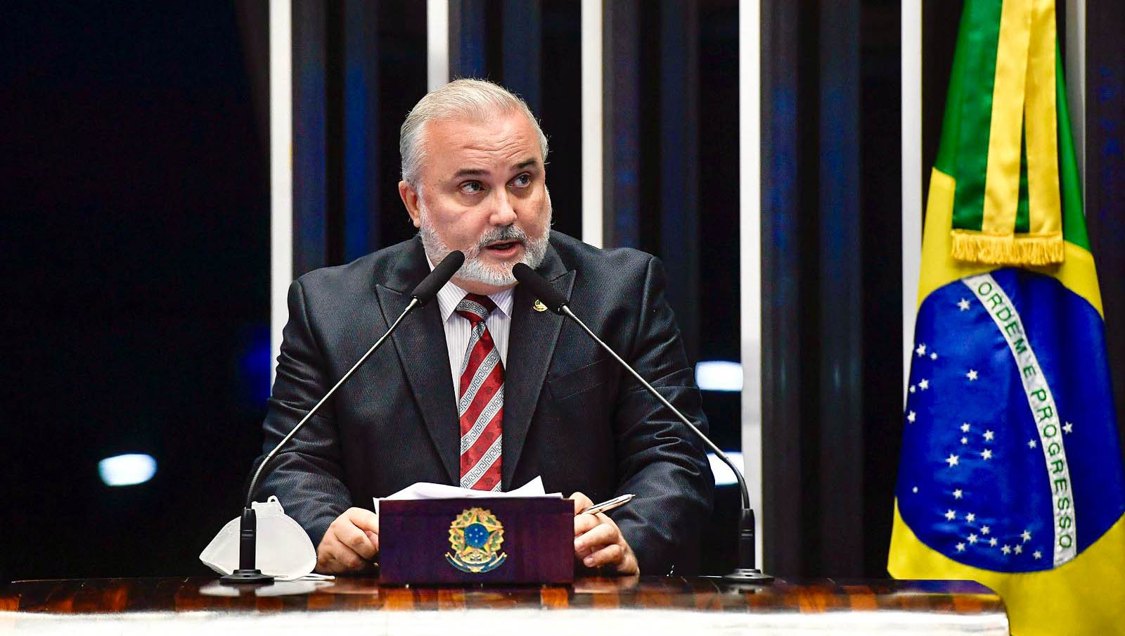   Os 11 vereadores do município pediram ajuda ao senador para intermediar o pleito, considerado urgente para garantir a segurança dos moradores. Pau dos Ferros é uma cidade polo da região e recebe diariamente o tráfego de veículos de transporte provenientes de 36 municípios próximos. A principal preocupação dos vereadores é com os carros que transportam cargas pesadas, que acabam circulando pelos bairros da cidade, gerando trânsito e acidentes.