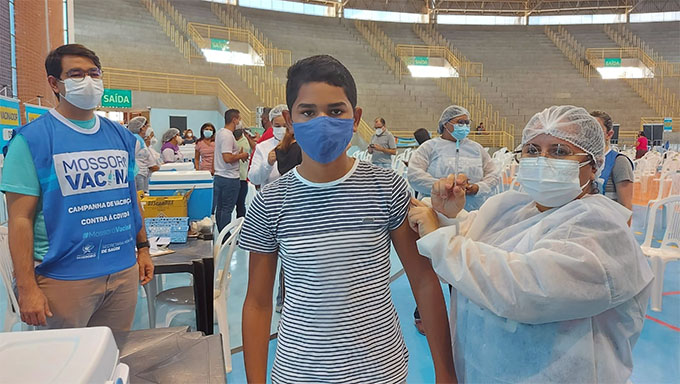   O prefeito Allyson Bezerra tomou a segunda dose da vacina contra a COVID19 na manhã deste sábado, 25, no Ginásio Municipal Pedro Ciarlini, e fez a convocação das famílias para levar seus filhos com 12 anos ou mais para tomar a primeira dose da vacina contra as doenças respiratórias causadas pelo novo coronavirus.  (VEJA VIDEO)