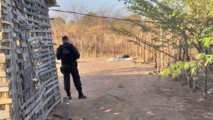   Assassinato aconteceu por volta das 14h30 na região de loteamento chamado Terra Prometida, na região da Estrada da Raiz.  Everton Pinheiro Damásio, de 35 anos, foi executado no quintal de um casebre com seis tiros