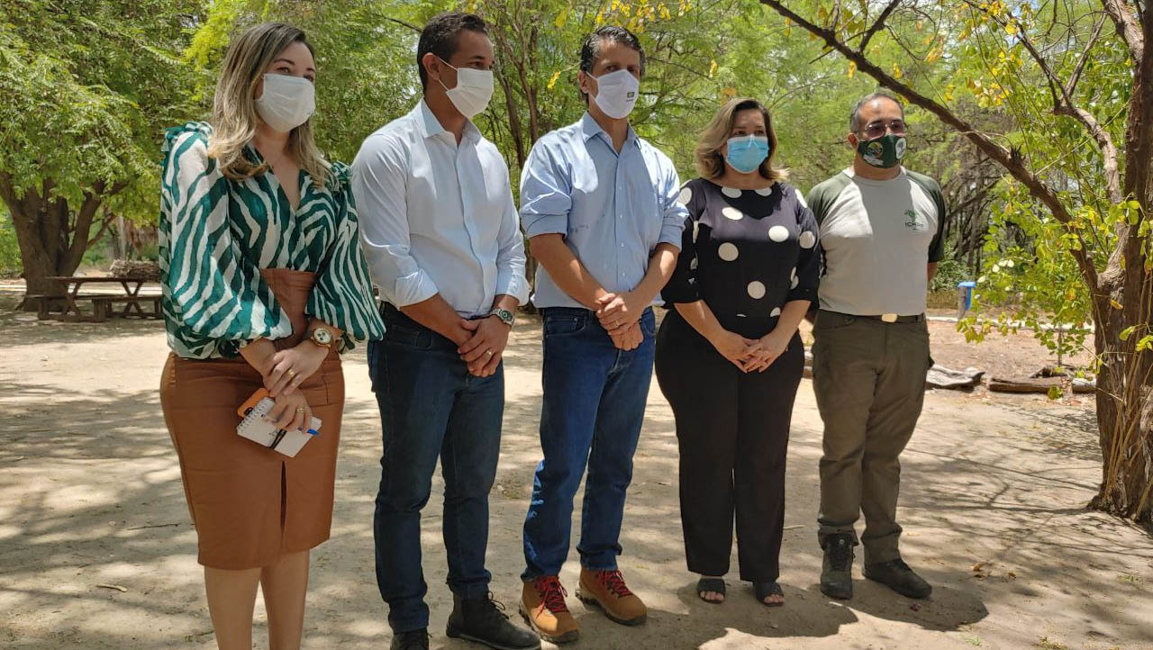   Joaquim Álvaro Pereira Leite está na cidade e foi recebido pelo prefeito de Mossoró, Allyson Bezerra, e pela prefeita de Baraúna, Maria Divanize Alves de Oliveira. A intenção da visita é ver as possibilidades de investimentos no parque para torná-lo um importante instrumento para desenvolvimento do turismo ecológico, que vai beneficiar diretamente as duas cidades, Mossoró e Baraúna, onde ele está localizado. 