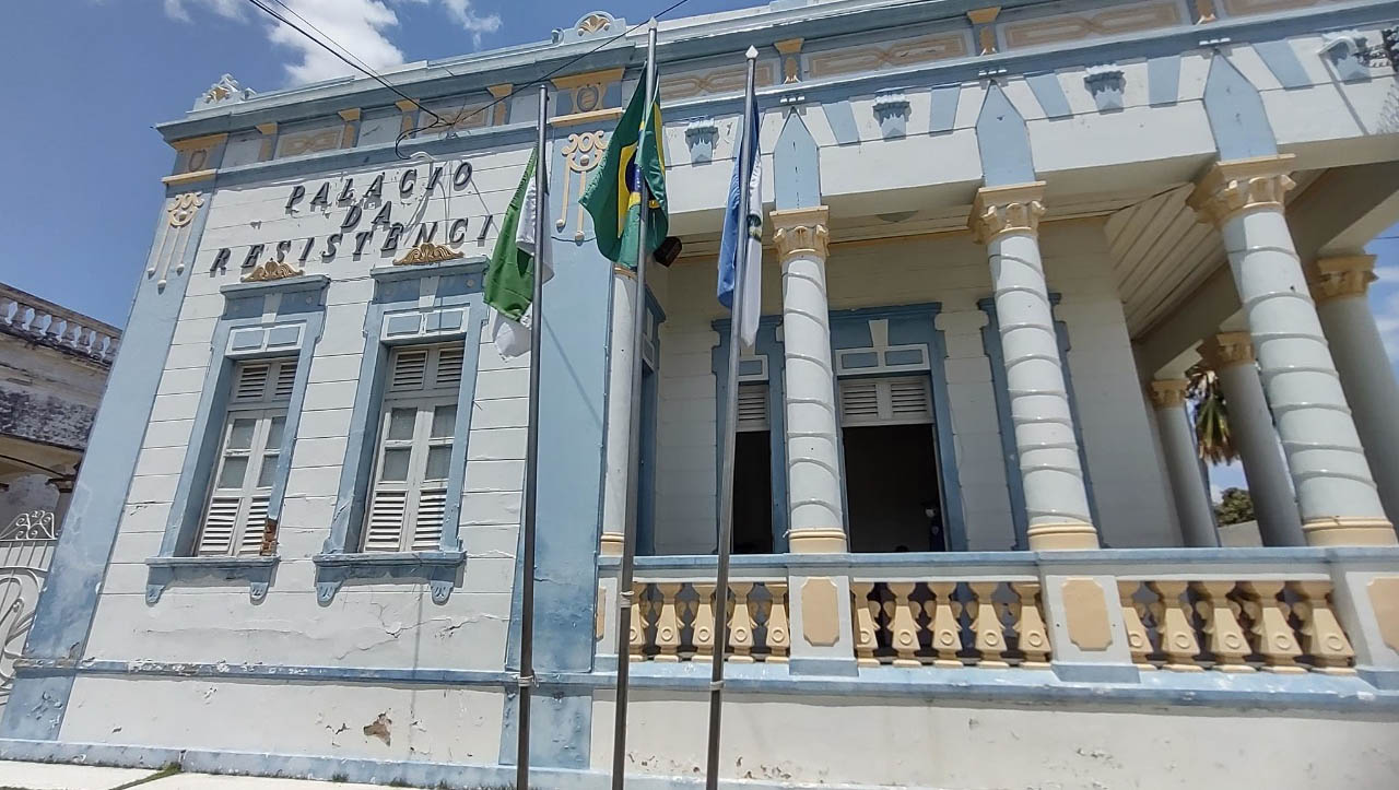   Reforma Administrativa aprovada pela Câmara de Mossoró entra em vigor. O Projeto de Lei Complementar nº 03/2021, de autoria do executivo e aprovado pelos vereadores no dia 11 de agosto, entrou em vigor nesta terça-feira (12). Um dos objetivos é organizar a estrutura funcional do município, proporcionando ainda mais transparência.