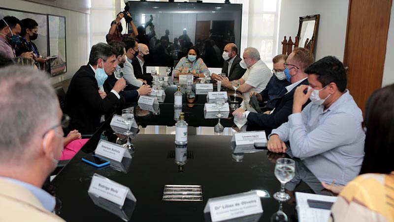   “O RN se projeta cada vez mais na área das energias renováveis”, diz Fátima. Nesta quinta-feira (14) a governadora do RN recebeu representantes da CTG Brasil, que se instala oficialmente no Estado no Hub de Inovação e Tecnologia de Senai-RN. Braço da empresa chinesa líder em produção de energia hidrelétrica no mundo, o escritório brasileiro pretende lançar chamada para apoio a projetos na área de hidrogênio verde, considerada a maior do Brasil até o momento. 