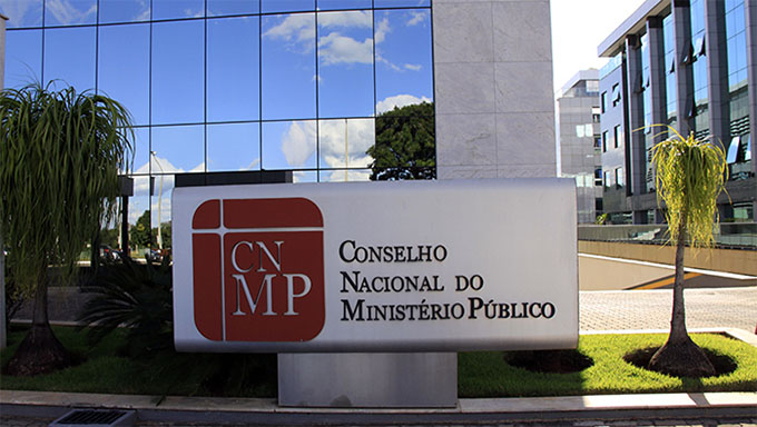   Confira o que diz os promotores de Justiça Romero Marinho (VIDEO) e Italo Moreira Martins, de Mossoró, se a PEC 5/2021 for aprovada no Congresso. Eles defendem que a proposta seja rejeitada, pois na prática vai comprometer a democracia e vai fragilizar a autonomia do Ministério Público, ferindo assim, os interesses da população no combate a corrupção