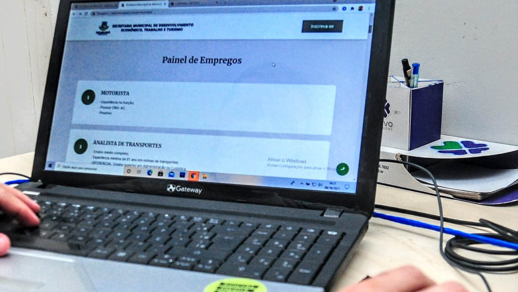   Veja as 100 vagas de emprego disponíveis na cidade de Mossoró nesta terça, 19. As oportunidades são ofertadas via Painel de Emprego da de emprego Secretaria Municipal de Desenvolvimento Econômico, Trabalho e Turismo (SEDAT). Há vagas para vários cargos e níveis de formação em empresas e instituições parceiras da Prefeitura de Mossoró. É necessário realizar um cadastro, que pode ser feito pelo site da prefeitura ou presencialmente, no posto de atendimento da SEDAT, localizado na rua Rui Barbosa, Nº 282, Alto da Conceição.