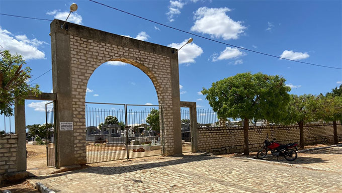   Os cemitérios São Sebastião e Morada da Paz, na zona urbana da cidade, já receberam serviços e estão sendo preparados para receberem os visitantes.