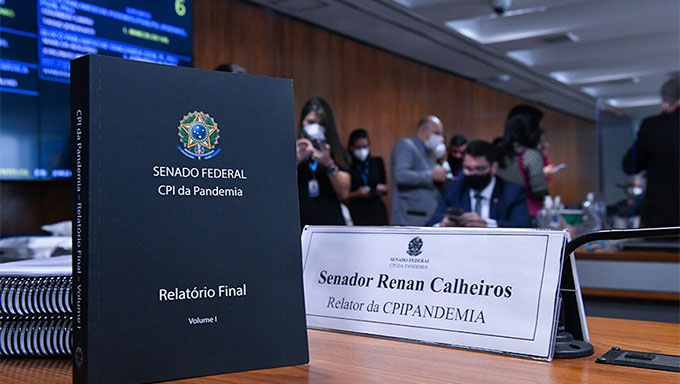   Dois ministros da Saúde, o atual (Marcelo Queiroga) e seu antecessor (Eduardo Pazuello), também figuram como indiciados, sendo Pazuello em cinco tipos (artigos 267, 315, 319 e 340 do Código Penal, e art. 7º do Tratado de Roma), e Queiroga em dois (artigos 267 e 319 do CP).
