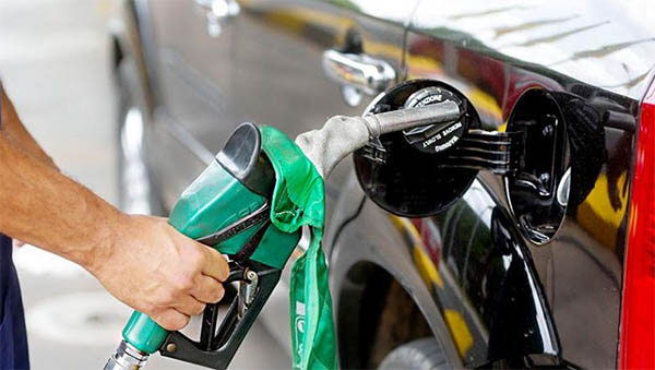   Gasolina terá novo aumento de R$ 0,15 por litro e diesel subirá R$ 0,24. O anúncio sobre o novo reajuste nos valores dos combustíveis para as distribuidoras foi feito nesta segunda-feira (25), pela Petrobras. Os novos valores passam a valer a partir desta terça (26). Segundo a nota emitida pela estatal, “esses ajustes são importantes para garantir que o mercado siga sendo suprido em bases econômicas e sem riscos de desabastecimento pelos diferentes atores responsáveis pelo atendimento às diversas regiões brasileiras: distribuidores, importadores e outros produtores, além da Petrobras”.
