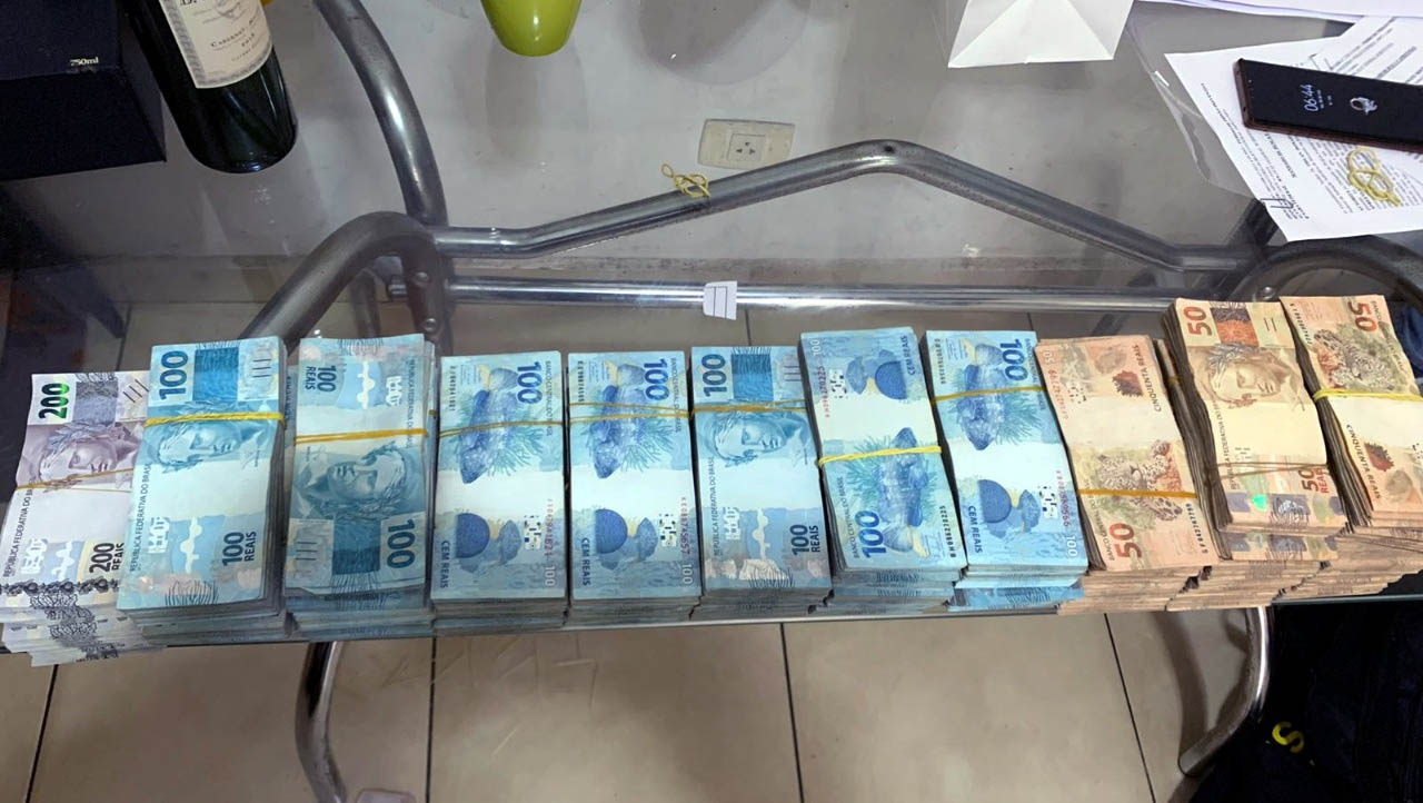   Operação Falsos Heróis: PF apreende quase R$ 400 mil com suspeitos de contrabando. A segunda fase da operação, deflagrada na manhã desta terça-feira (26), visa combater uma Organização Criminosa voltada à prática de contrabando de cigarros e produtos falsificados no Rio Grande do Norte. Estão cumprindo 16 mandados de busca e apreensão em cidades do estado e também no estado de São Paulo. Em um deles, cumprindo na capital paulista, os policiais federais encontraram o total de R$ 398.950,00