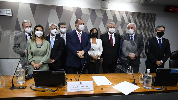 Imagem 1 -  A versão final do parecer, que tem 1.279 páginas, recomenda o indiciamento do presidente Jair Bolsonaro pela prática de nove infrações. Os três filhos do presidente também não foram poupados pelo relator, que os acusou da prática de incitação ao crime: o senador Flávio Bolsonaro (Patriota-RJ), o deputado federal Eduardo Bolsonaro (PSL-SP) e o vereador Carlos Bolsonaro (Republicanos-RJ).