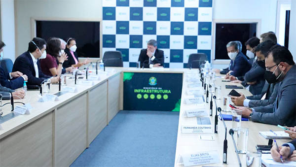   Ministro dos Transportes garante a Fátima federalização de estradas do RN até dezembro. Durante encontro com o ministro Tarcísio Freitas, a governadora do estado renovou o apelo para a recuperação e federalização do trecho entre Currais Novos e Florânia, que faz parte do projeto original da BR-226, e a implantação e pavimentação da BR-104, trecho de 215,7 quilômetros que vai de Macau até a divisa com a Paraíba. Fátima também tratou das obras da duplicação da Reta Tabajara e defendeu a implantação da BR-104, importante corredor rodoviário para a economia do RN.