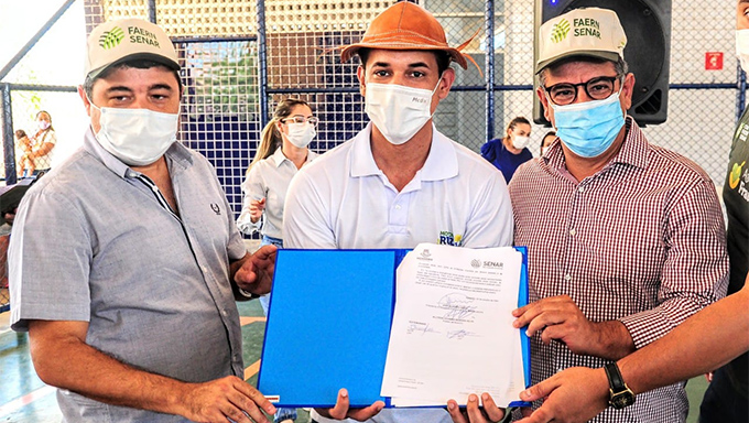   O convênio foi assinado pelo prefeito de Mossoró, Allyson Bezerra e pelo presidente da FAERN/SENAR do RN, José Álvares Vieira. A cerimônia aconteceu na quadra poliesportiva da Escola Municipal Evilásio Leão, na comunidade Hipólito, zona rural de Mossoró. Com o convênio será possível ofertar cursos e outros serviços para a população que reside nas comunidades rurais.