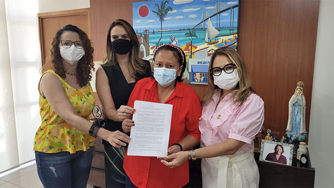   A decisão da governadora do Rio Grande do Norte ocorre menos de um mês após o presidente Jair Bolsonaro vetar a distribuição gratuita de absorvente menstrual para estudantes de baixa renda de escolas públicas e pessoas em situação de rua ou de vulnerabilidade extrema, o que reacendeu amplo debate nacional quanto à necessidade de implementação da medida que, segundo Fátima Bezerra, garante direitos e dignidade.
