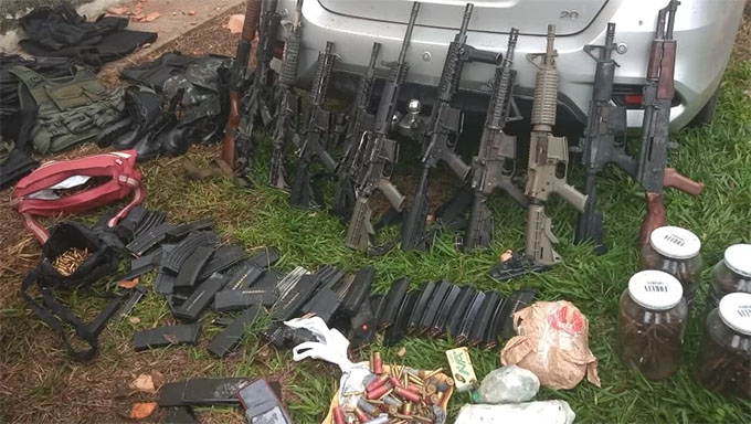   As primeiras informações da PM de Minas Gerais são de que foram dois confrontos entre bandidos e policiais. No primeiro, 18 homens do Novo Cangaço morreram. Num segundo confronto, numa chácara, outros sete não resistiram. Com os suspeitos (alguns presos), os policiais apreenderam um grande arsenal de armas e explosivos. Entre as armas, havia uma metralhadora .50 capaz de derrubar aviões.